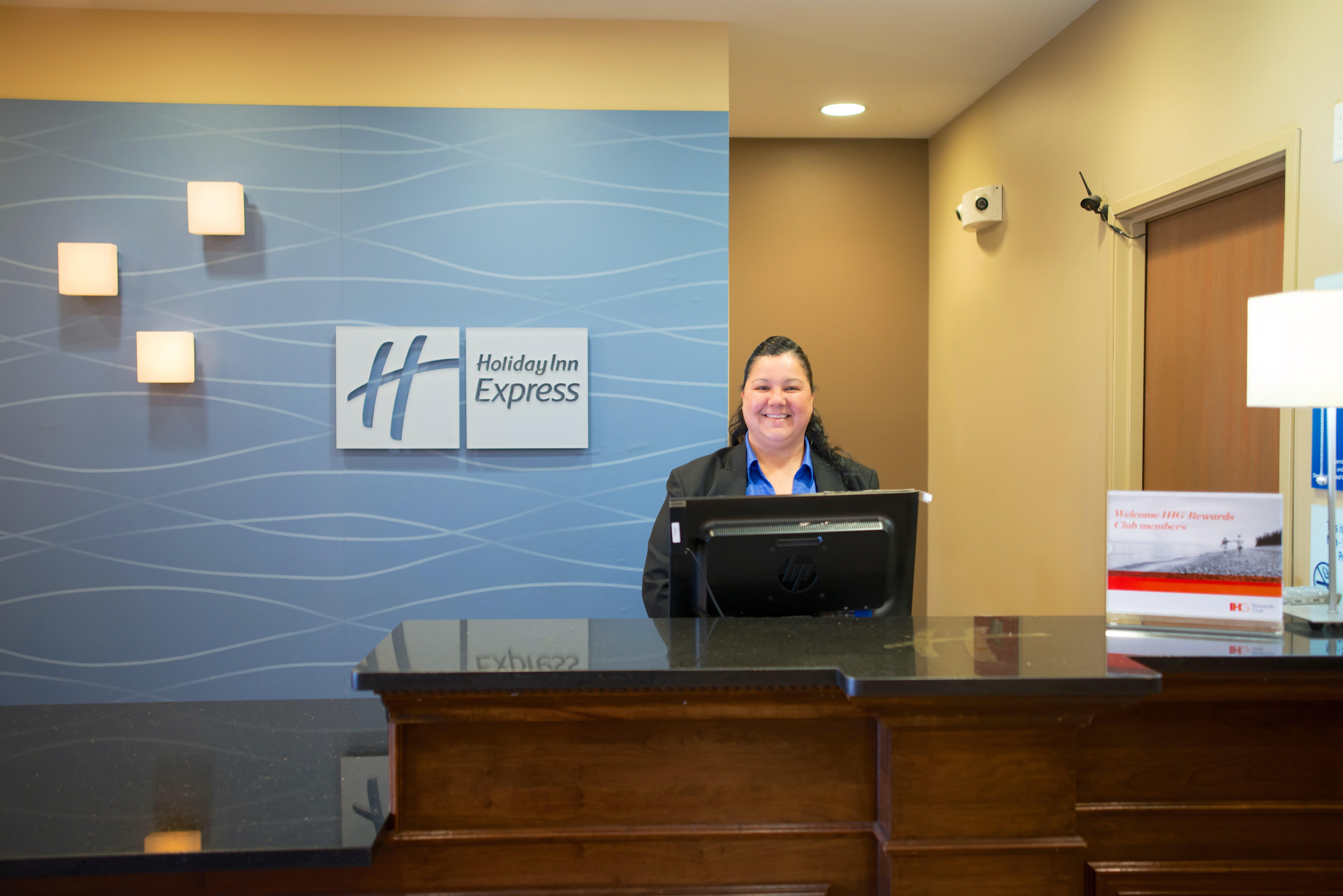 Holiday Inn Express Devils Lake By Ihg Exterior foto